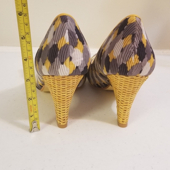 Yellow and Gray with rose heels size 8 - Picture 5 of 8